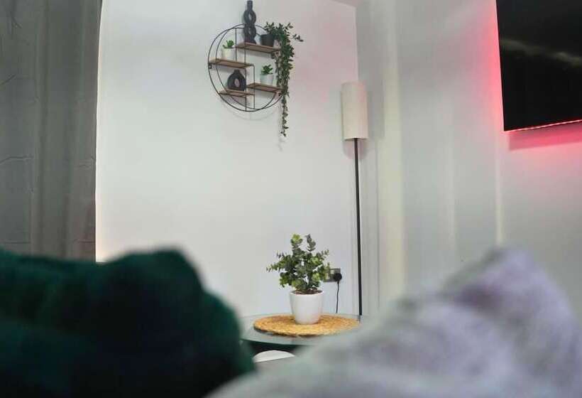 레지던스 Lovely 3 Bed House In Solihull