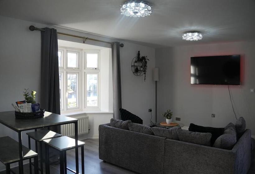 اقامتگاه Lovely 3 Bed House In Solihull