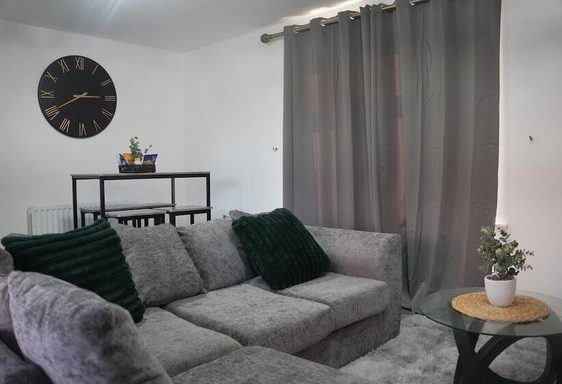 레지던스 Lovely 3 Bed House In Solihull