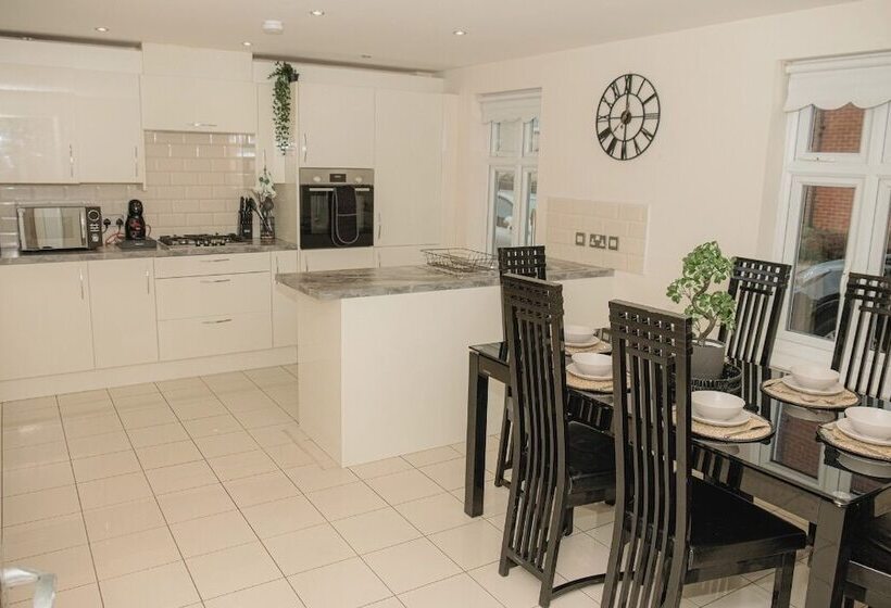 اقامتگاه Lovely 3 Bed House In Solihull