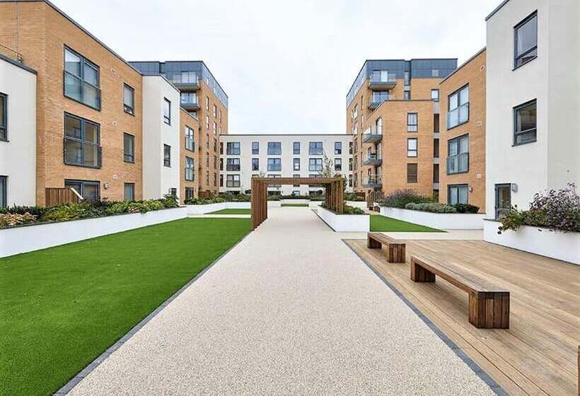 레지던스 Remarkable 3 Bed House In Reading