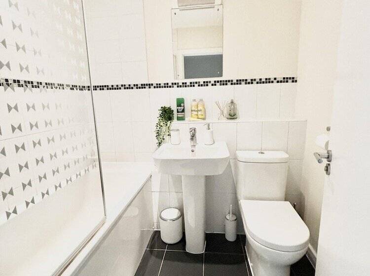 레지던스 Remarkable 3 Bed House In Reading