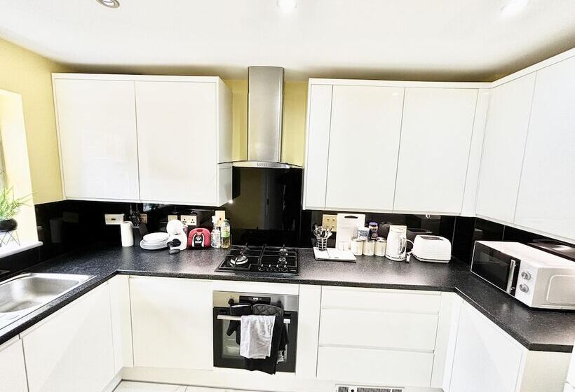 레지던스 Remarkable 3 Bed House In Reading