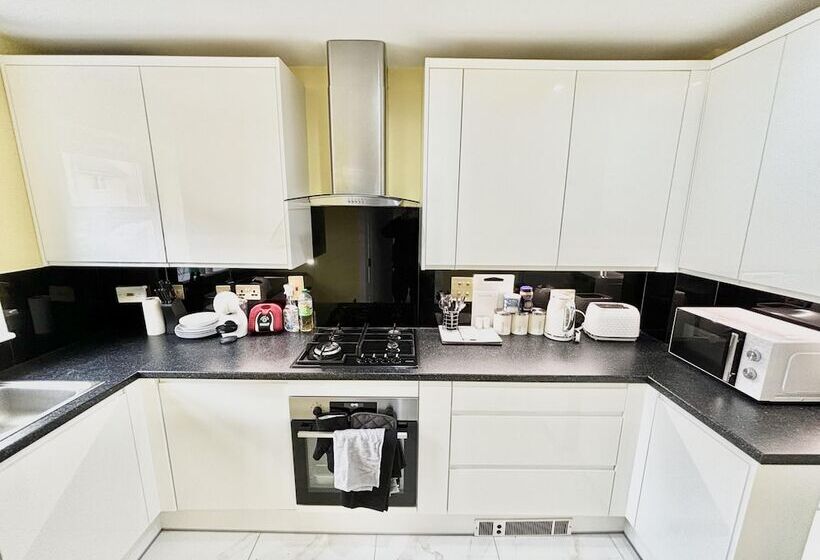레지던스 Remarkable 3 Bed House In Reading
