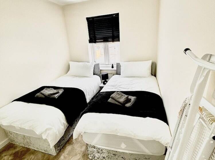 레지던스 Remarkable 3 Bed House In Reading