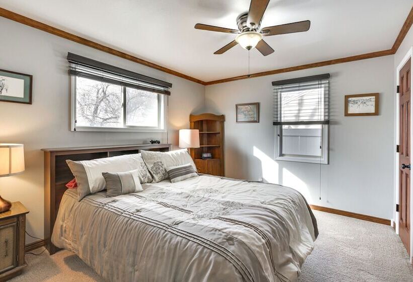 Single Story Gillette Home: Walk To Lake & Trails!