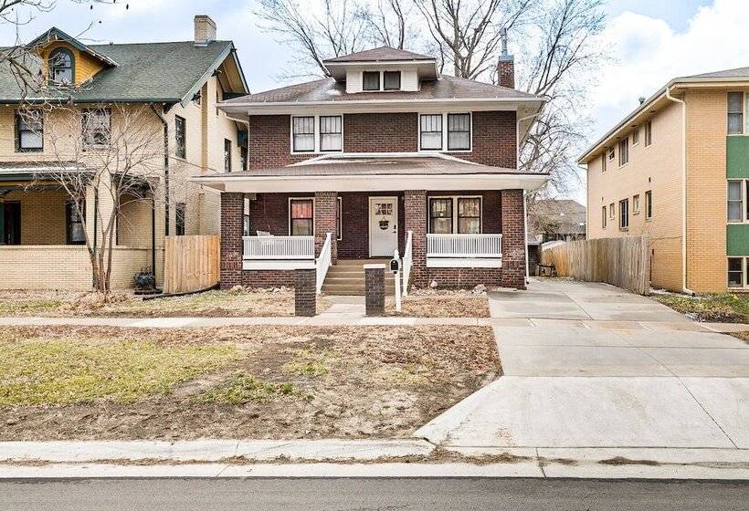 Spacious Lincoln Home W/ Yard < 1 Mi To Downtown!