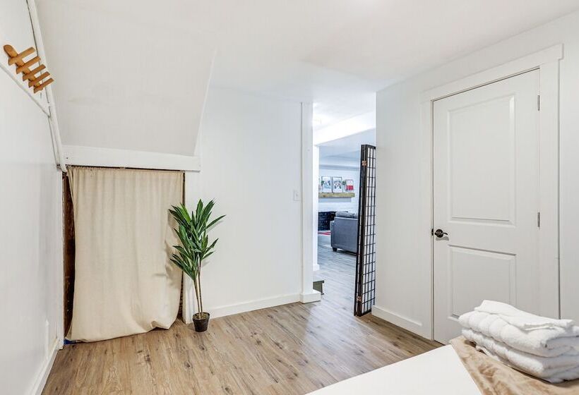 Spacious Lincoln Home W/ Yard < 1 Mi To Downtown!