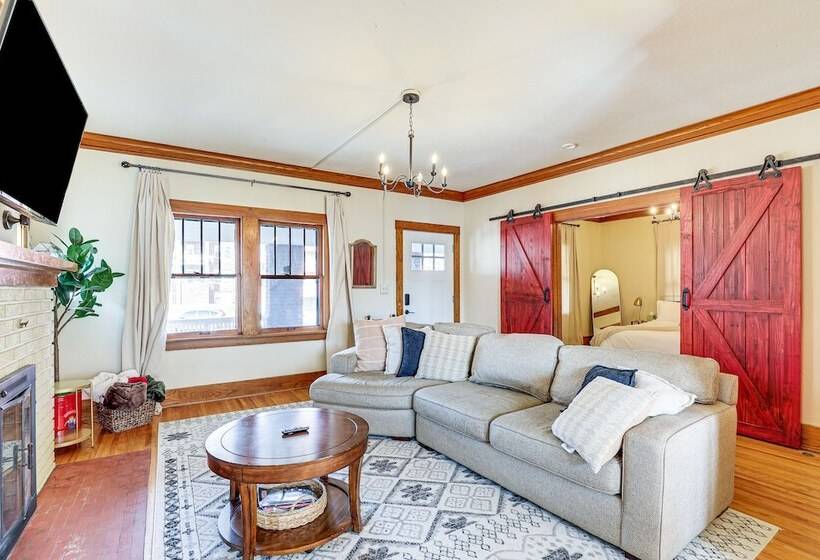 Spacious Lincoln Home W/ Yard < 1 Mi To Downtown!