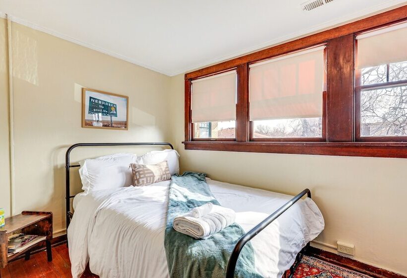 Spacious Lincoln Home W/ Yard < 1 Mi To Downtown!