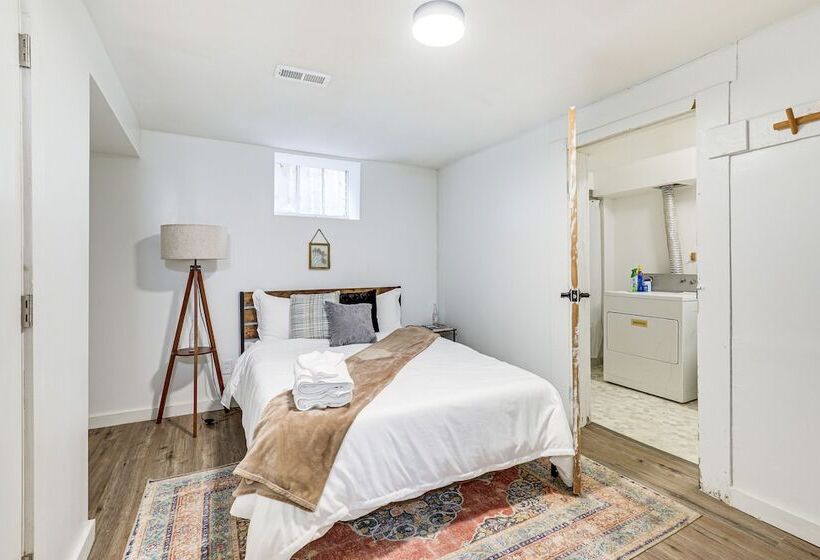 Spacious Lincoln Home W/ Yard < 1 Mi To Downtown!