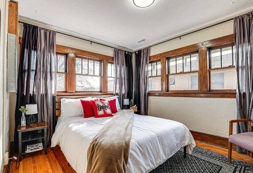 Spacious Lincoln Home W/ Yard < 1 Mi To Downtown!