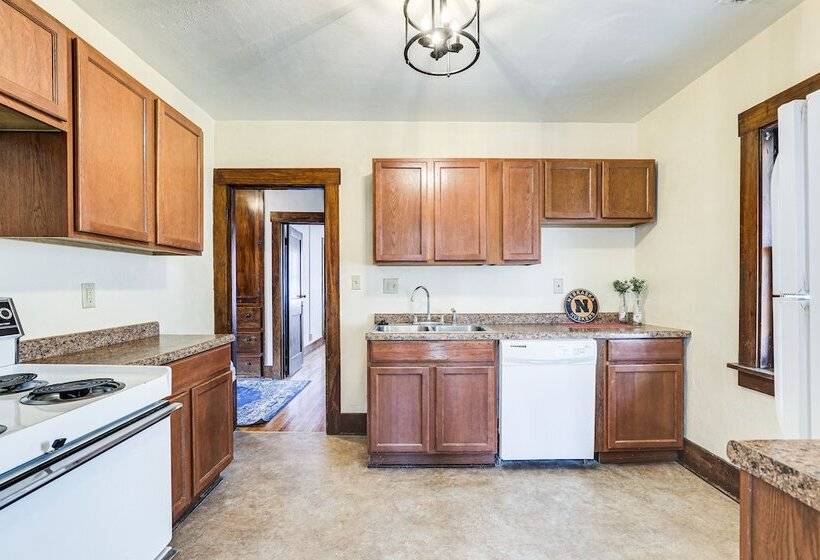 Spacious Lincoln Home W/ Yard < 1 Mi To Downtown!