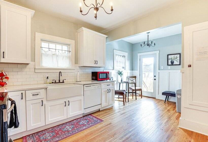 Spacious Lincoln Home W/ Yard < 1 Mi To Downtown!