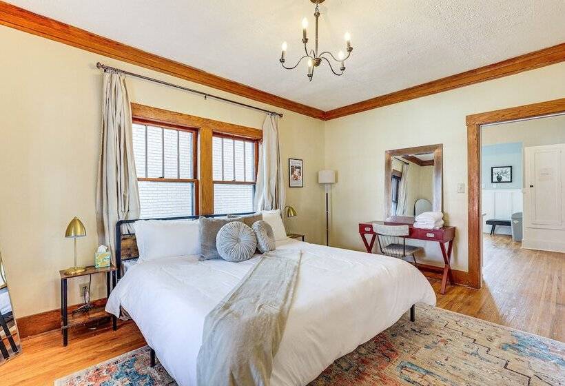 Spacious Lincoln Home W/ Yard < 1 Mi To Downtown!