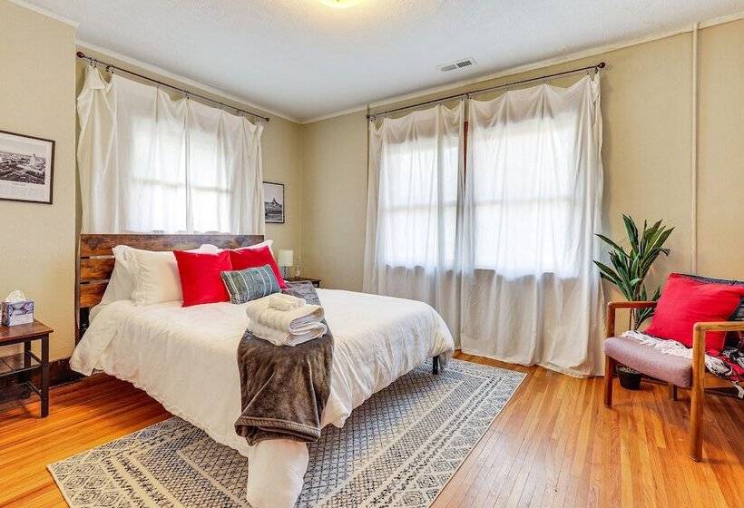 Spacious Lincoln Home W/ Yard < 1 Mi To Downtown!