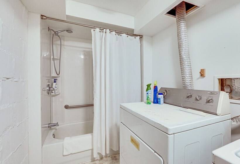 Spacious Lincoln Home W/ Yard < 1 Mi To Downtown!