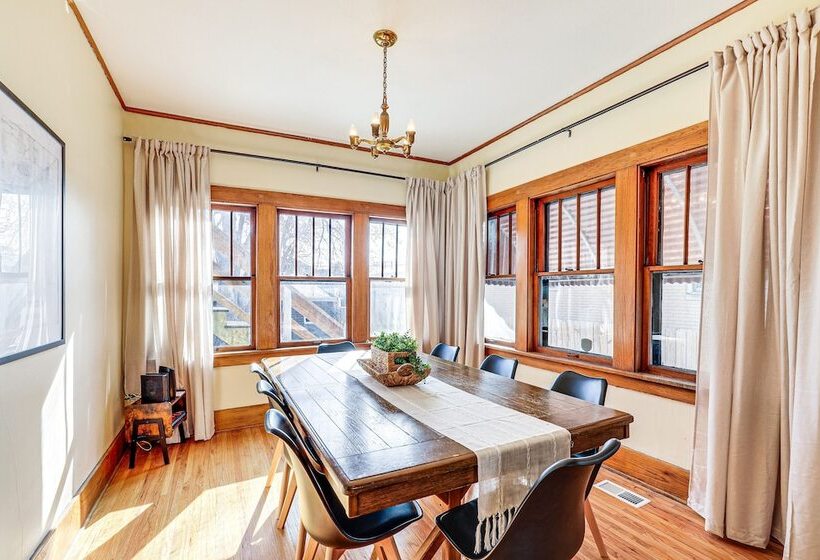 Spacious Lincoln Home W/ Yard < 1 Mi To Downtown!