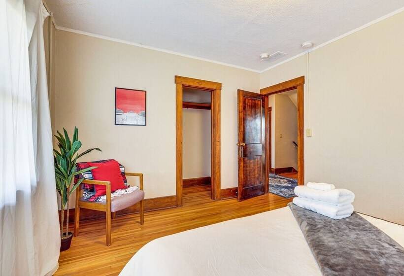 Spacious Lincoln Home W/ Yard < 1 Mi To Downtown!