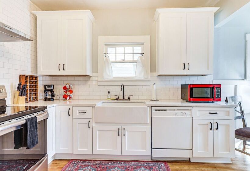 Spacious Lincoln Home W/ Yard < 1 Mi To Downtown!