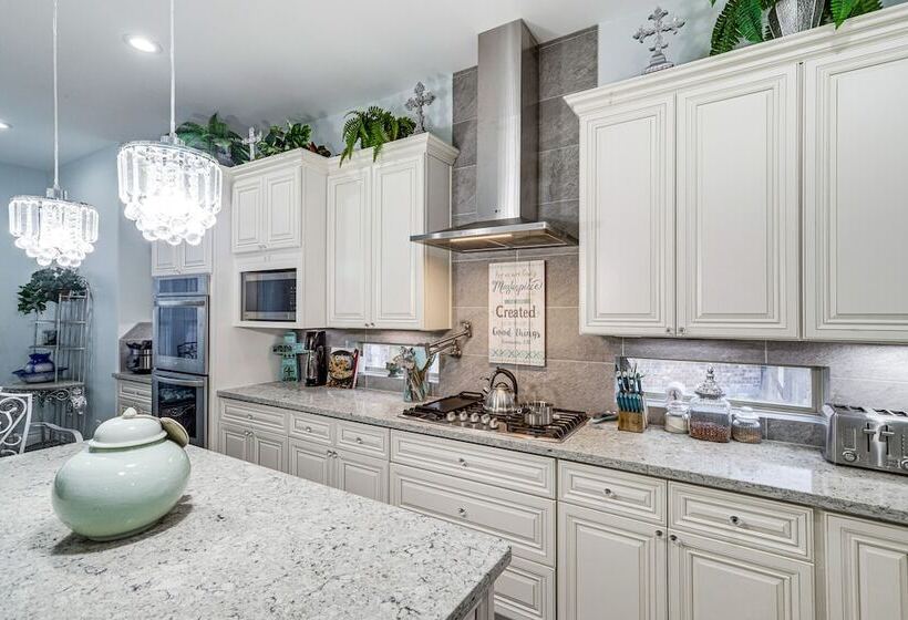 Spacious Spring Family Home W/ Full Kitchen & Pool