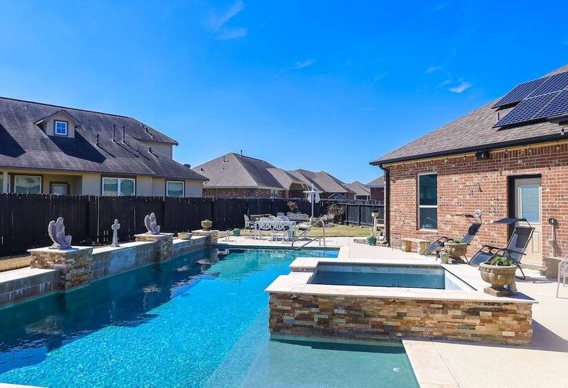 Spacious Spring Family Home W/ Full Kitchen & Pool