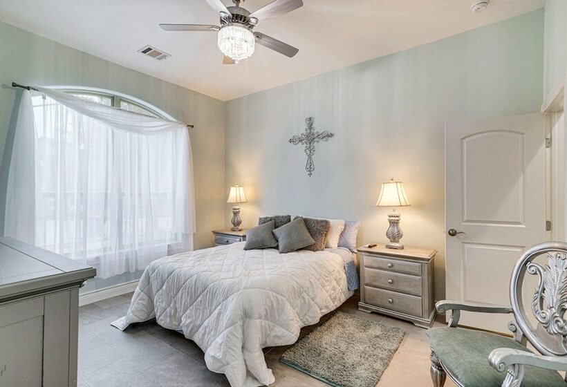 Spacious Spring Family Home W/ Full Kitchen & Pool