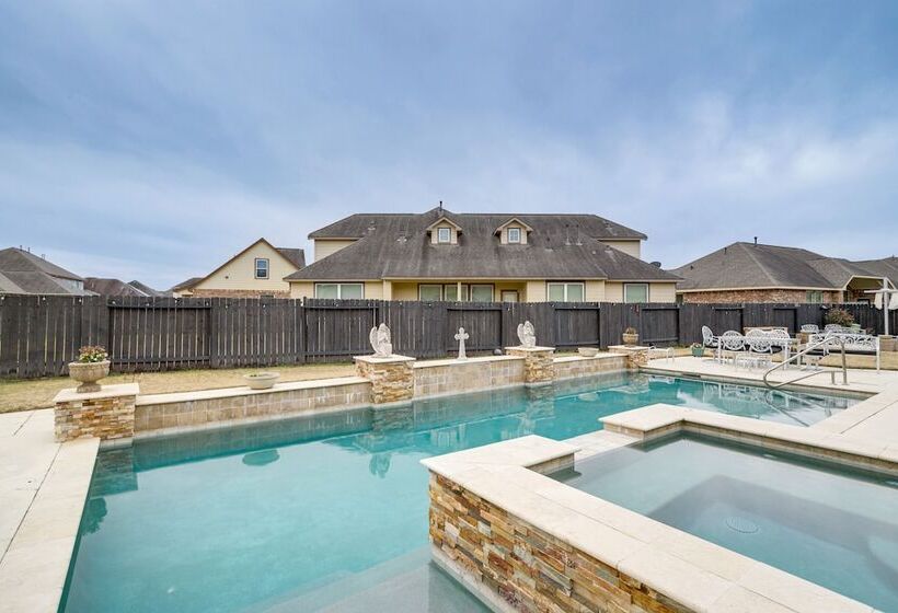 Spacious Spring Family Home W/ Full Kitchen & Pool