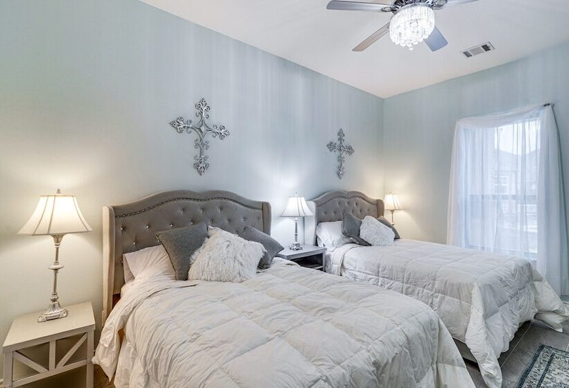 Spacious Spring Family Home W/ Full Kitchen & Pool