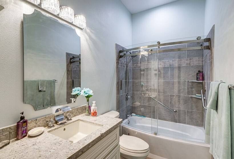 Spacious Spring Family Home W/ Full Kitchen & Pool