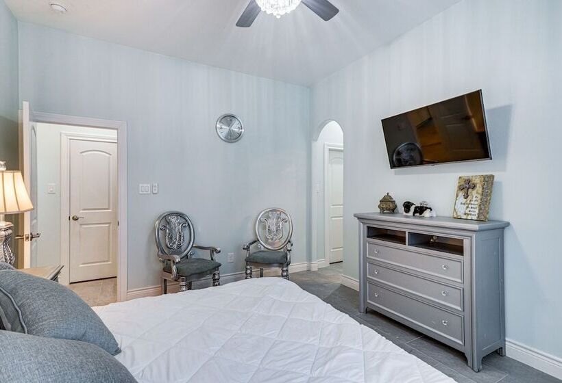 Spacious Spring Family Home W/ Full Kitchen & Pool