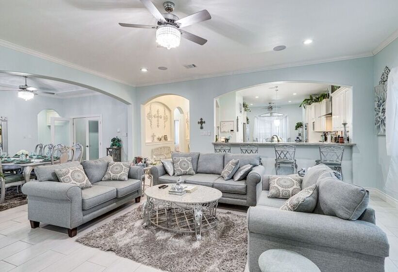 Spacious Spring Family Home W/ Full Kitchen & Pool