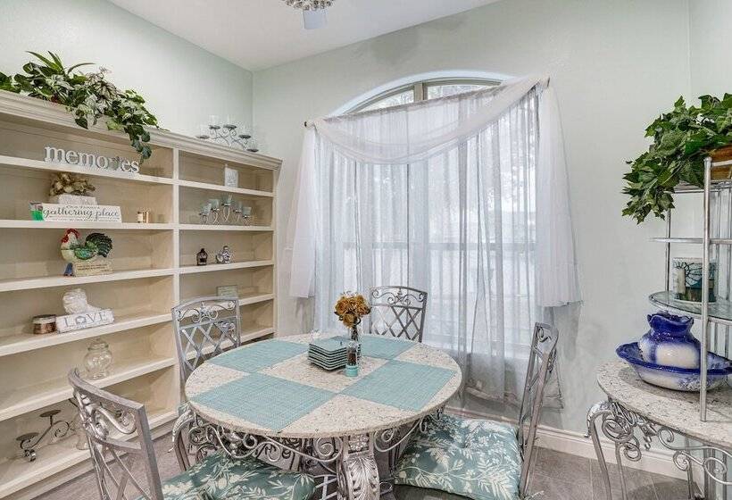 Spacious Spring Family Home W/ Full Kitchen & Pool
