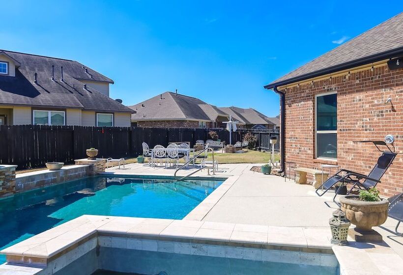 Spacious Spring Family Home W/ Full Kitchen & Pool