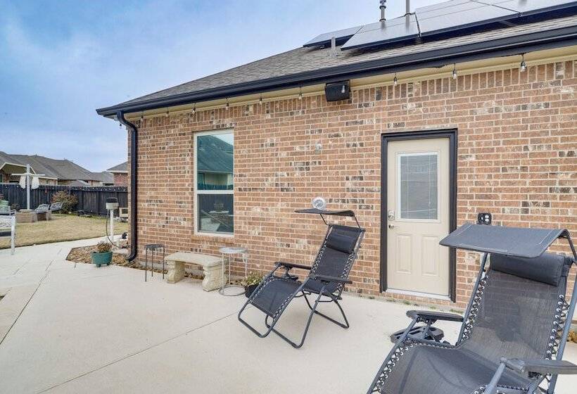 Spacious Spring Family Home W/ Full Kitchen & Pool