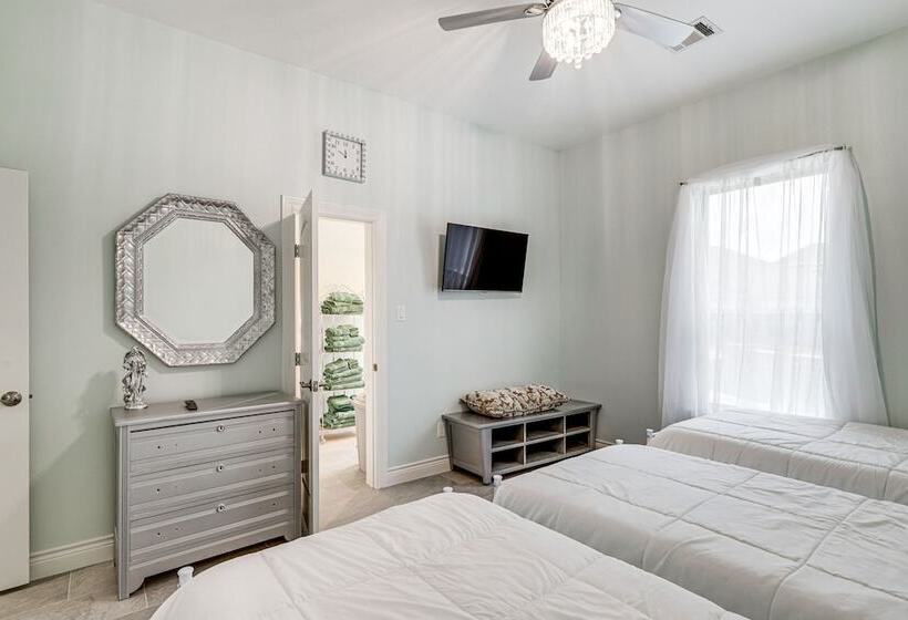 Spacious Spring Family Home W/ Full Kitchen & Pool