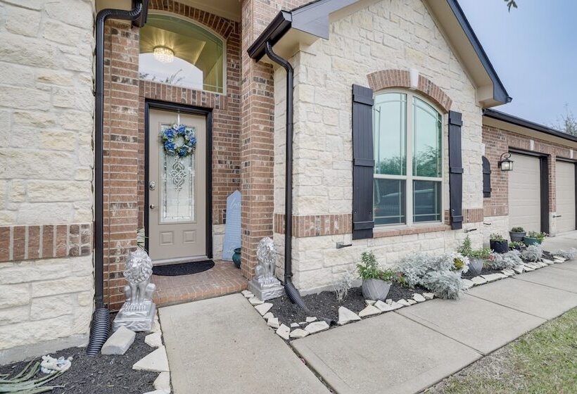 Spacious Spring Family Home W/ Full Kitchen & Pool