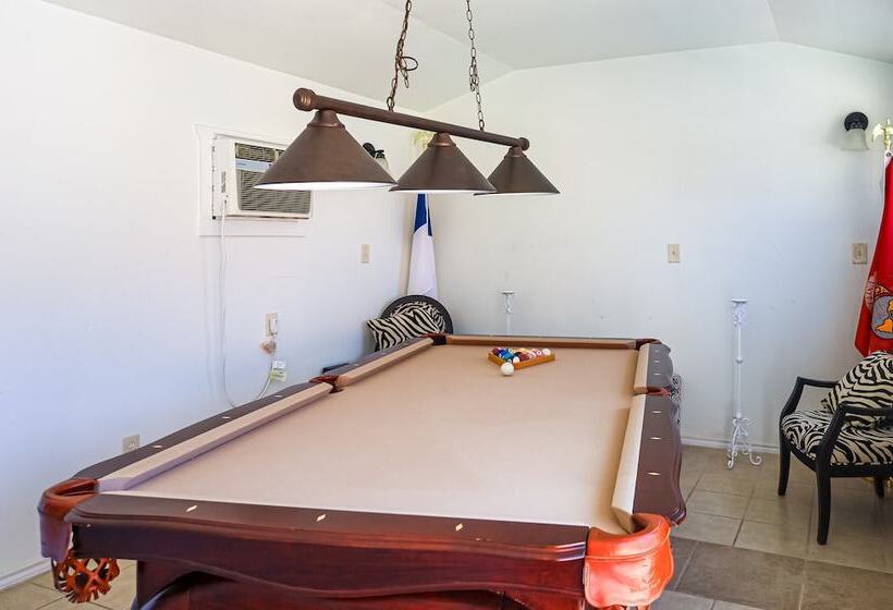 Spacious Spring Family Home W/ Full Kitchen & Pool