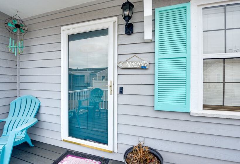 Sunny North Myrtle Beach Home: Walk To Ocean!