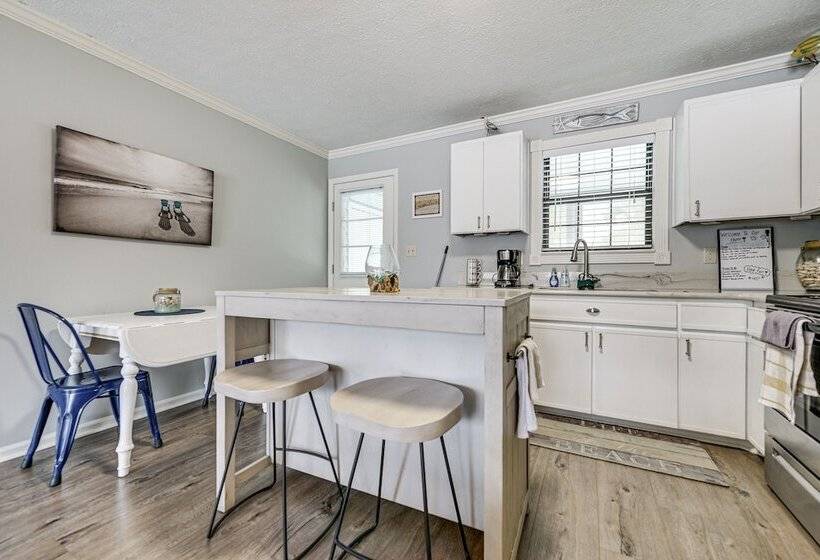 Sunny North Myrtle Beach Home: Walk To Ocean!