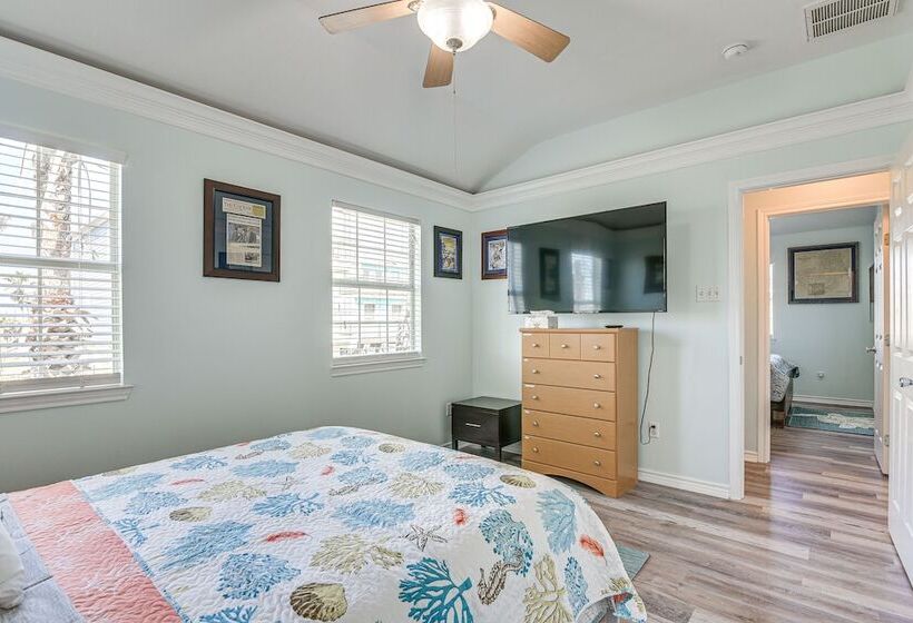 Surfside Beach Retreat W/ Balcony   Walk To Beach!