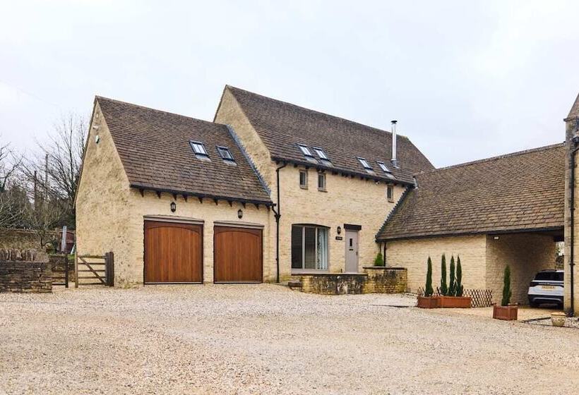The Bourton On The Water Place   Lovely 5bdr House With Parking + Garden