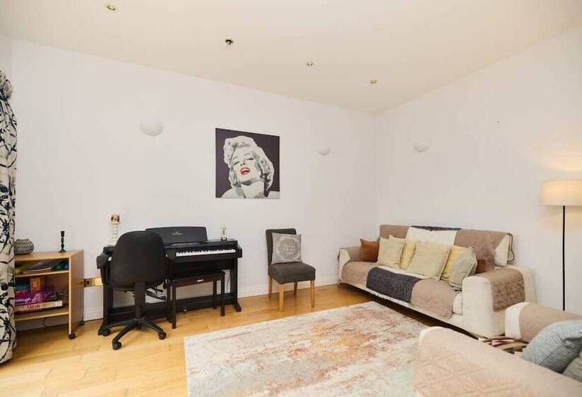 The Bourton On The Water Place   Lovely 5bdr House With Parking + Garden