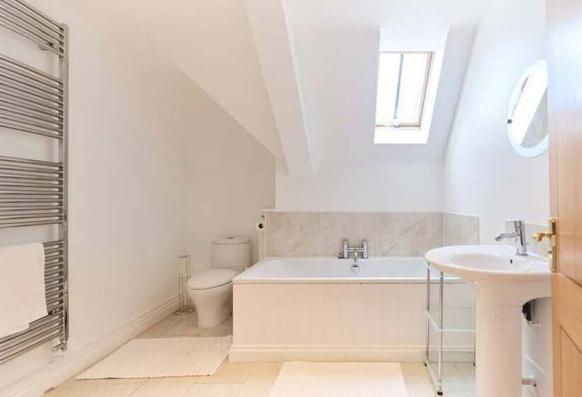 The Bourton On The Water Place   Lovely 5bdr House With Parking + Garden