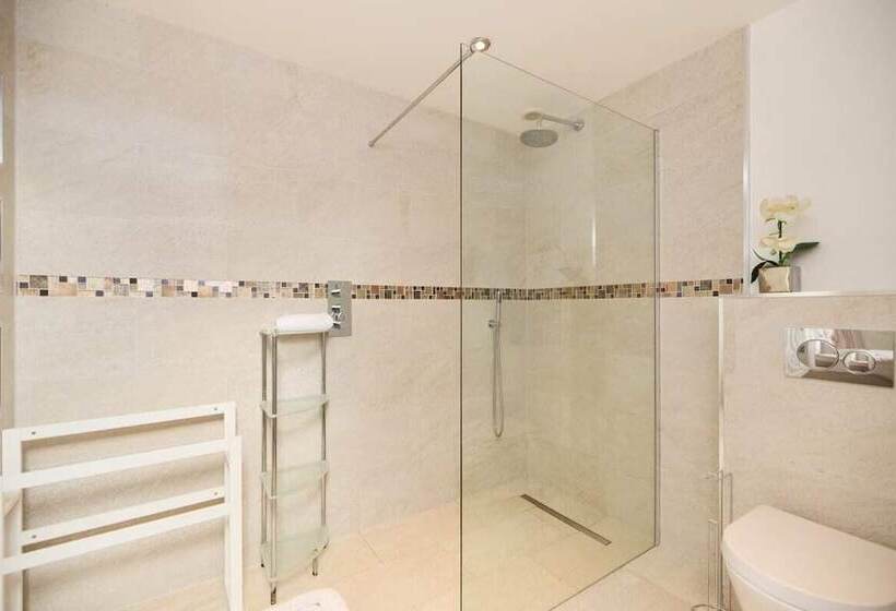 The Bourton On The Water Place   Lovely 5bdr House With Parking + Garden