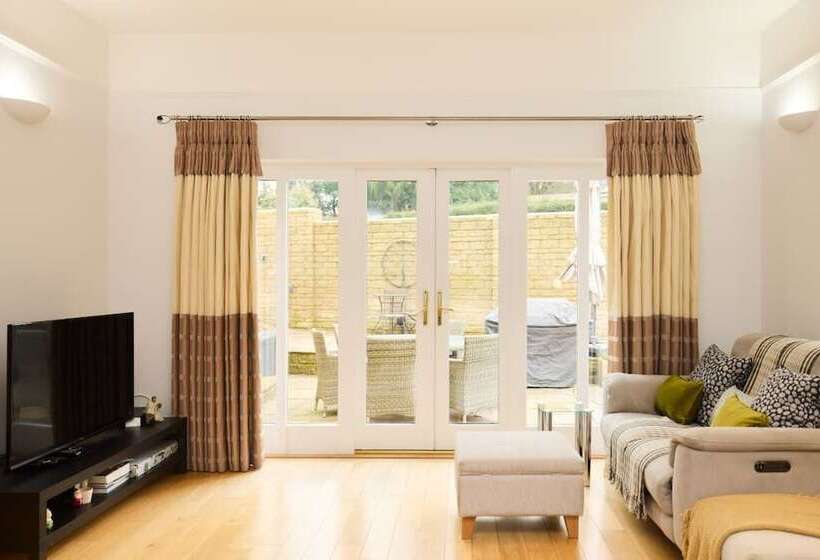 The Bourton On The Water Place   Lovely 5bdr House With Parking + Garden