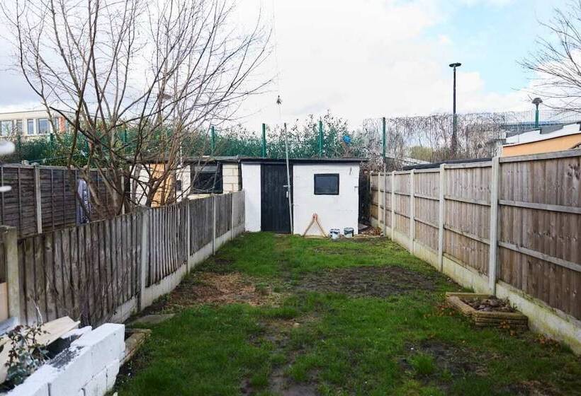 The Dagenham Park Place Dazzling 3bdr House With Garden