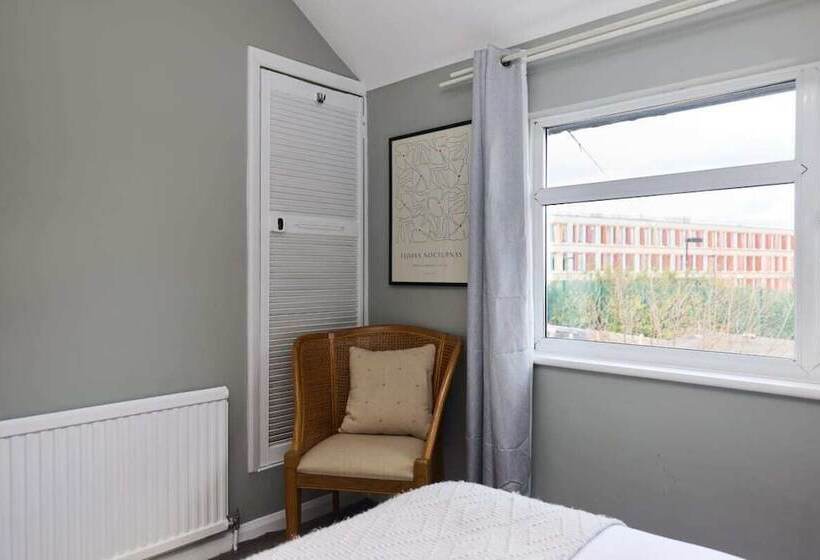 The Dagenham Park Place Dazzling 3bdr House With Garden