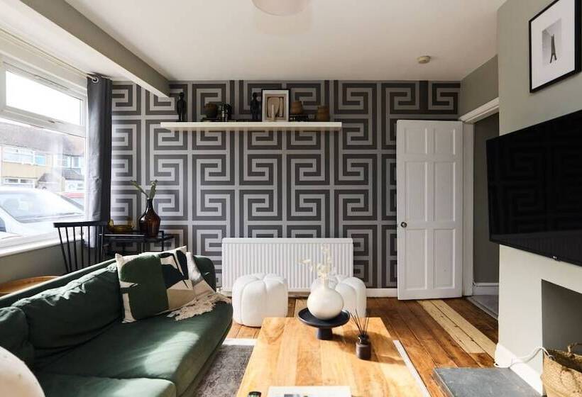 The Dagenham Park Place Dazzling 3bdr House With Garden