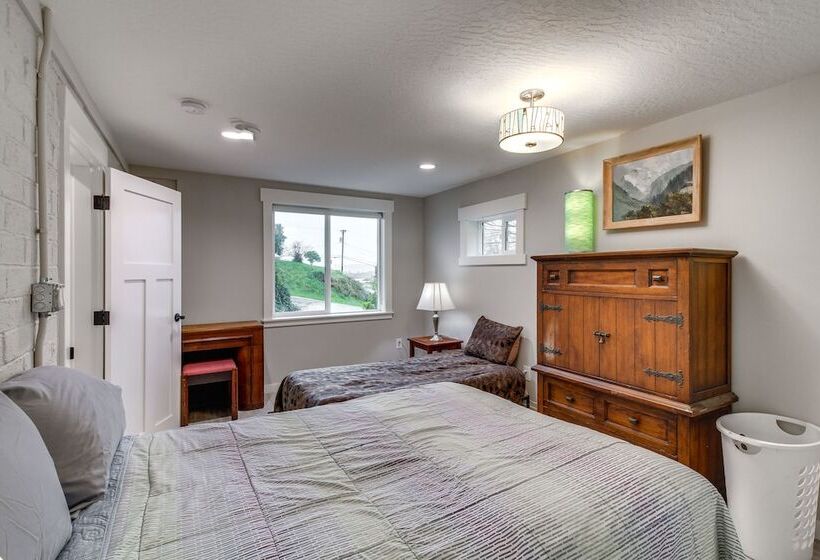 Welcoming Gardiner Home Near Oregon Dunes Rec Area